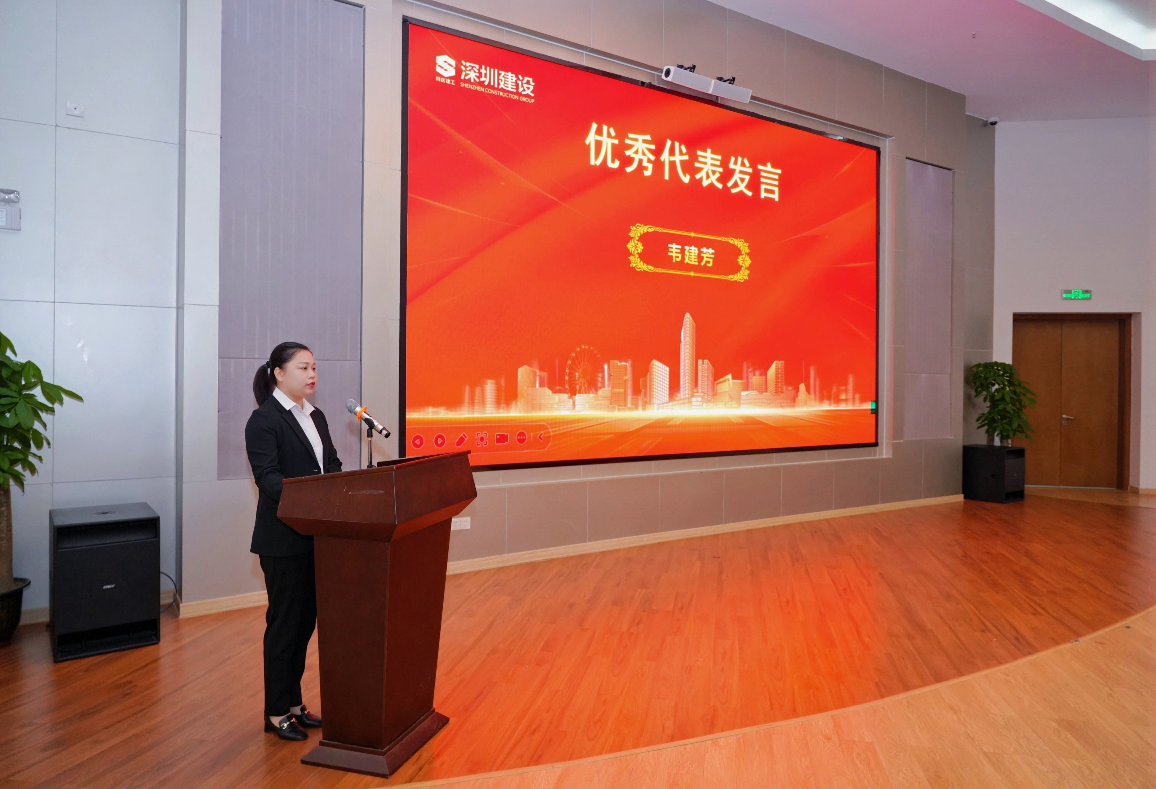 優(yōu)秀代表韋建芳發(fā)言.jpg