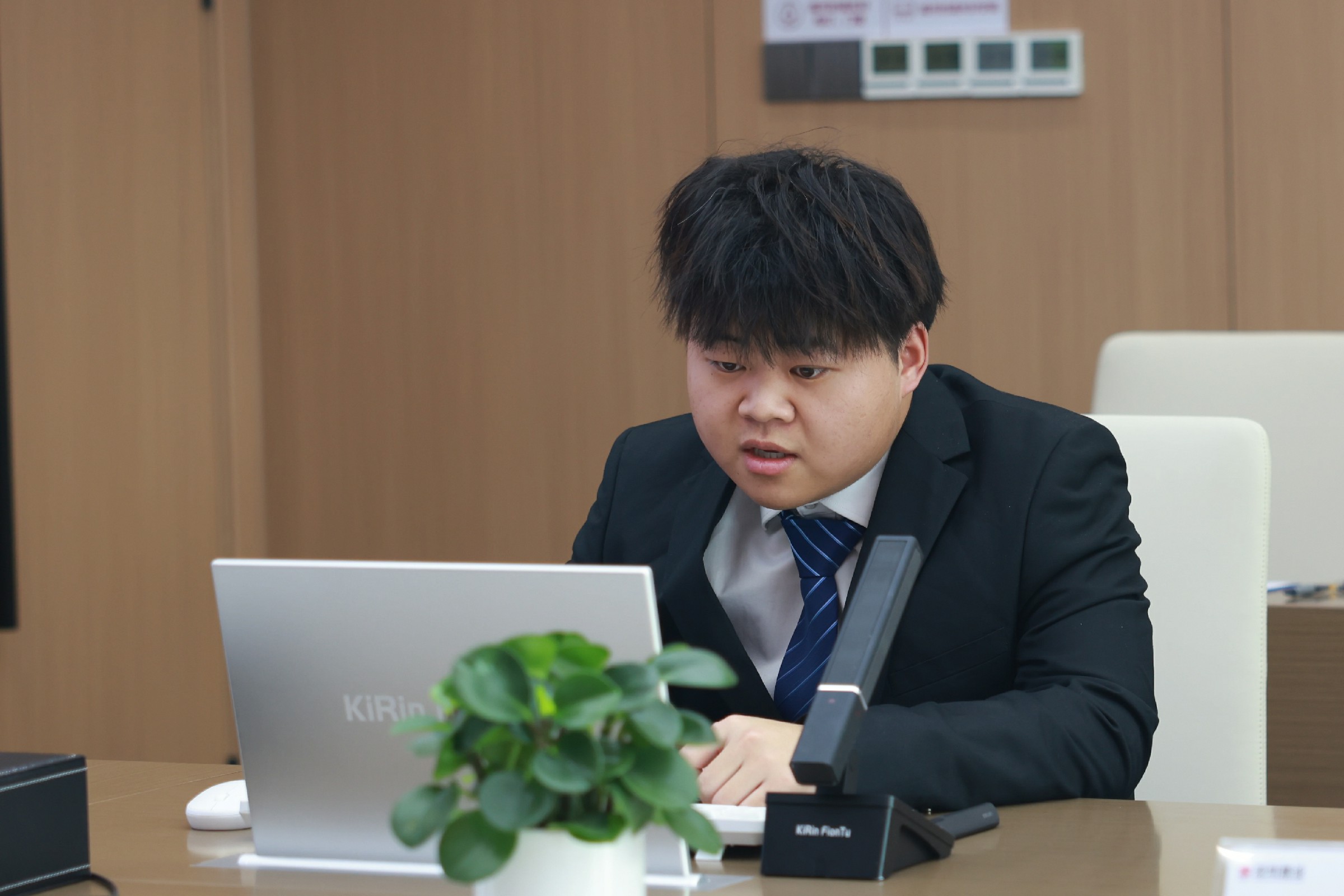 南山B塔項(xiàng)目見(jiàn)習(xí)施工工程師陳坤南.jpg 南山B塔項(xiàng)目見(jiàn)習(xí)施工工程師陳坤南.jpg