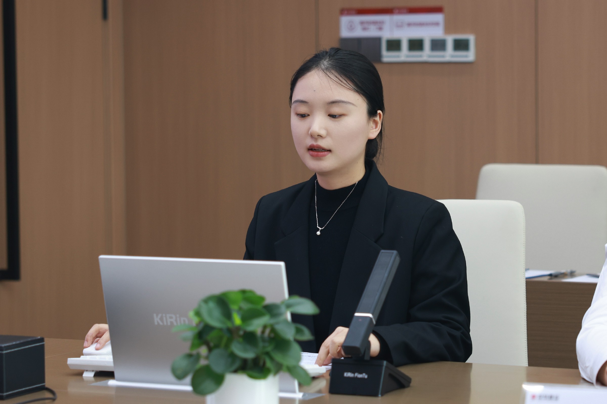 綜合辦公室見(jiàn)習(xí)戰(zhàn)略管理崗閻瓏媛.jpg 綜合辦公室見(jiàn)習(xí)戰(zhàn)略管理崗閻瓏媛.jpg